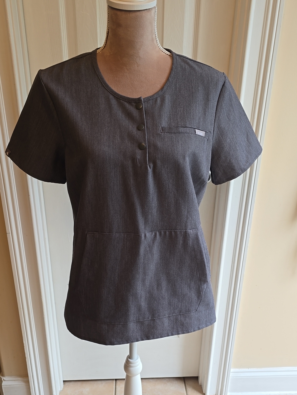 Figs Short-Sleeve Work Top in Charcoal Gray Size Medium
